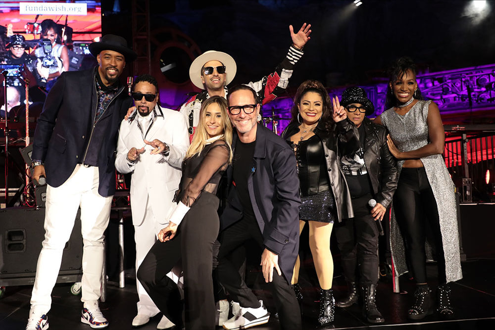 Richard-and-Demi-Weitz-pose-with-the-nights-performers-during-Galaxy-of-Wishes-A-Night-to-Benefit-Make-A-Wish-Publicity-EMBED-2021 (1)