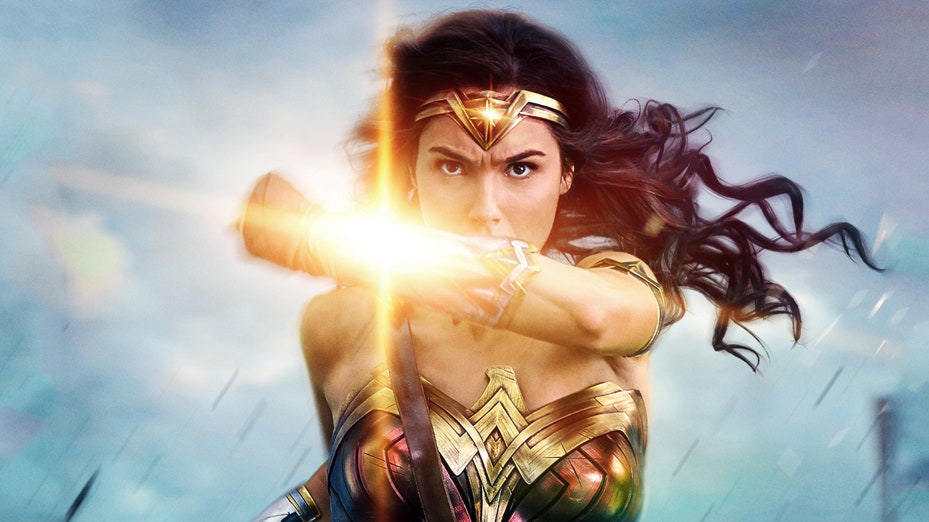  Wonder Woman è un personaggio immaginario dei fumetti creato dalla DC Comics. È una supereroina dotata di forza sovrumana, agilità e velocità, nonché di un'armatura indestruttibile e di armi come il Lazo della Verità e i bracciali di Eros. Il suo vero nome è Diana Prince e proviene dall'isola di Themyscira, dove è stata ad in - Italia 