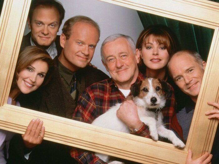  Frasier is een Amerikaanse sitcom die oorspronkelijk werd uitgezonden van 1993 tot 2004. De serie draait om het leven van de psychiater Frasier Crane, gespeeld door Kelsey Grammer, die terugkeert naar zijn geboortestad Seattle om een radioprogramma te presenteren. Hij woont daar samen met zijn vader Martin en zijn broer Niles, die ook psychiater is. 