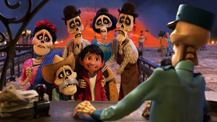  Coco è un film d'animazione del 2017 prodotto da Pixar Animation Studios e distribuito da Walt Disney Pictures. Il film segue le avventure di Miguel, un giovane ragazzo messicano che sogna di diventare un musicista, nonostante la sua famiglia abbia bandito la musica da generazioni. Durante il Día de Muertos, Miguel si ritrova accidentalmente nella Terra dei Morti, dove incontra i suoi anten 