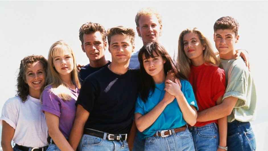  Beverly Hills, 90210 is een Amerikaanse televisieserie die zich afspeelt in de welvarende wijk Beverly Hills in Los Angeles, Californië. 